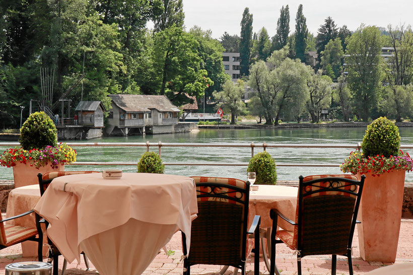 Gartenterrasse am Rhein mit der Fischerhütte auf dem Inseli in Rheinfelden