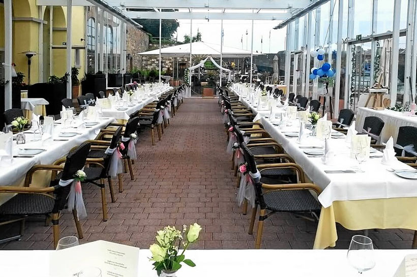 Hochzeitsfeier auf der überdachten Terrasse im Restaurant Rheinfelden