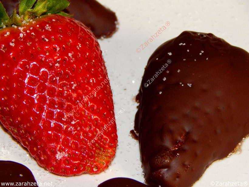 Gezuckerte Erdbeeren mit Schokoüberguss