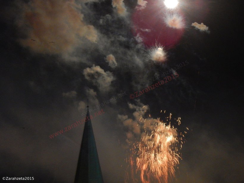 Bizarres Feuerwerk am Nachthimmel