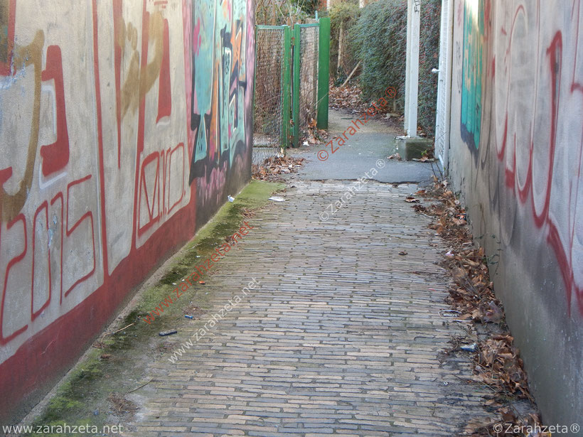 Verwahrloster Fußgängerweg mit Graffiti