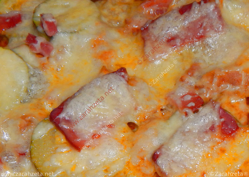 Pizza mit Zucchini, Schinken und Käse