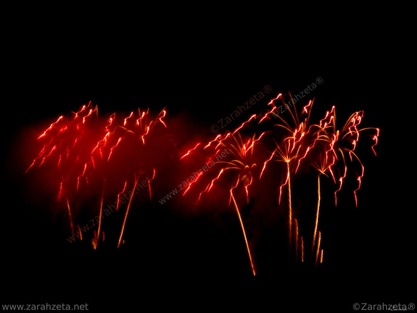 Rotes Feuerwerk am schwarzen Nachthimmel