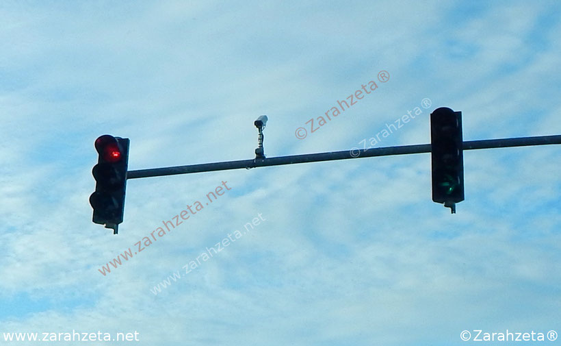 Ampelanlage mit Kamera vor blauem Himmel