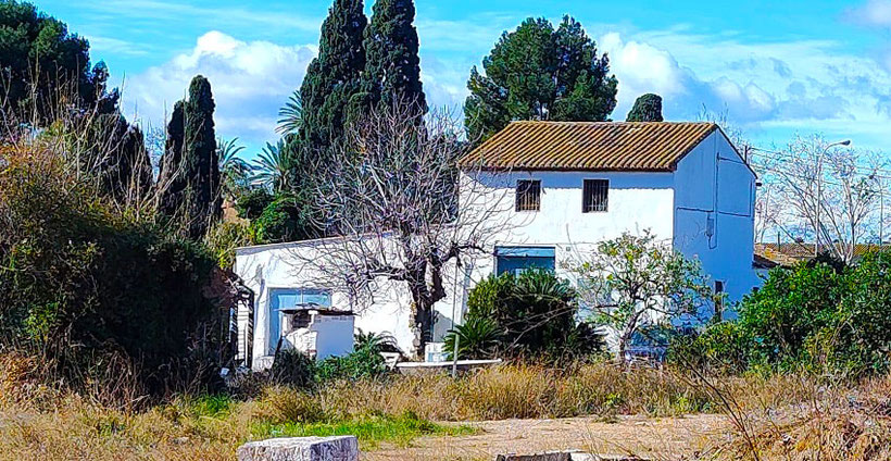 Esta Alquería  se encuentra entre el  Cementerio General y el Barrio de San Marcelino en Valencia.