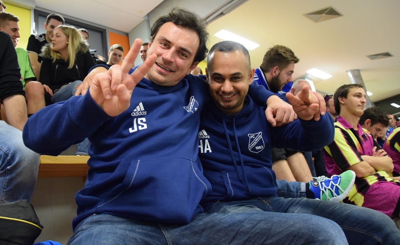 Warum historisch werden die meisten fragen: Na wegen ihm hier! Hussein Shanshal Sabr ist der erste Iraker, der bei einem Fußballspiel für den FC E-W auflaufen und neben Johannes Scheder(li.) sitzen durfte. Für alle Seiten war es eine große Ehre.