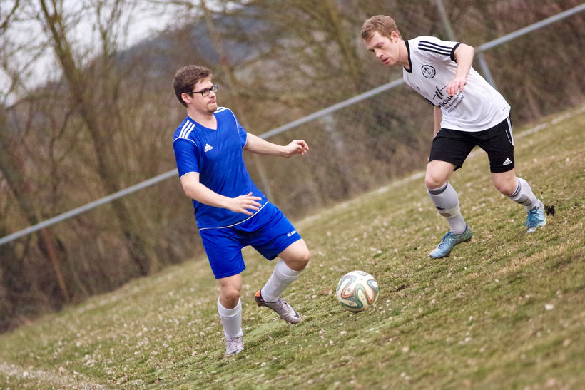 In Strauß und Braus: Hochkonzentriert agiert Sebastian Strauß auf dem Rasen gegen den TSV Dürrwangen. Wieder ein Torloses Remis, auch er konnte daran nichts ändern. Naja, dann halt nächstes Mal.