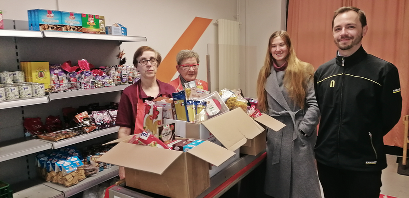 KÄRCHER Mitarbeitende haben haltbare Lebensmittel für die Tafel Winnenden gesammelt. 