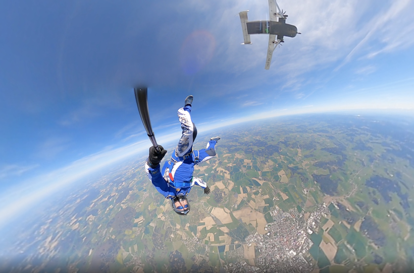 Edi Engl beim Fallschirmspringen aus der Pink Skyvan