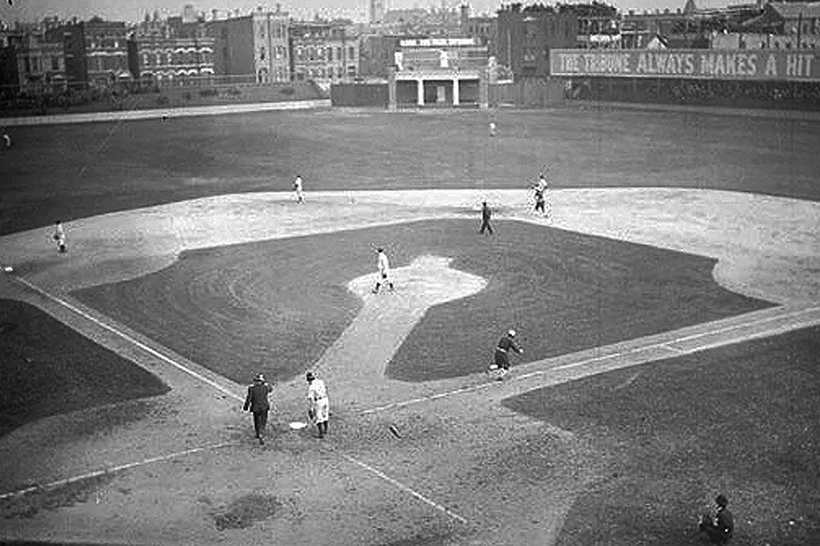 Il West Side Grounds di Chicago con al centro il primo tabellone segnapunti realizzato da George Baird (1908)
