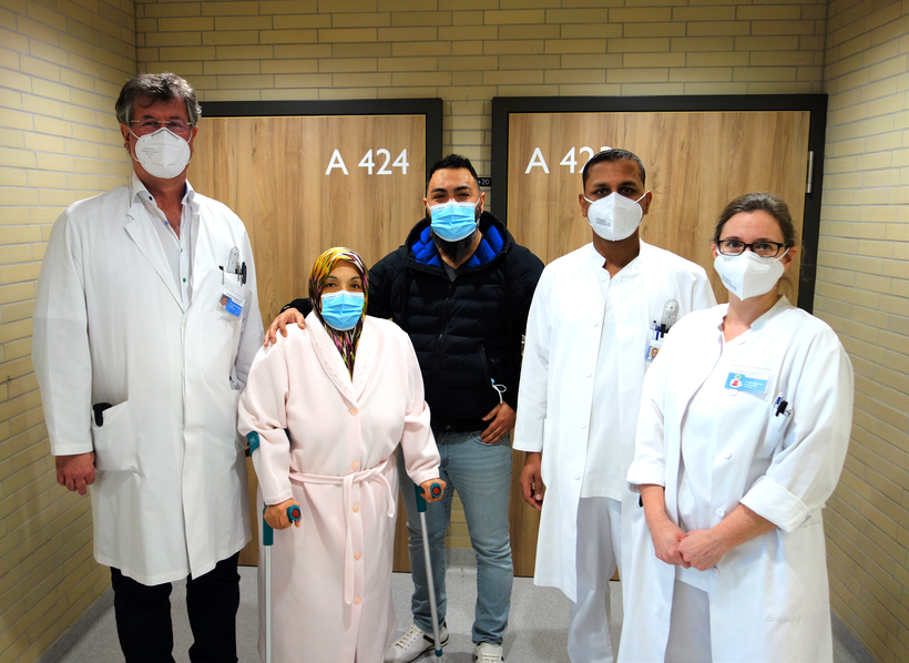 (von links) Leitender Arzt Dr. med. Peter Garay, Patientin Hatun Turgut mit Sohn Sezer Turgut, Oberarzt Anton Suriyakumar und Assistenzärztin Nina Schwab-Jensen Foto: Franziskanerbrüder vom Heiligen Kreuz