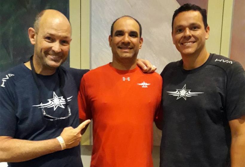 De izquierda a derecha, Sean Carter junto al boricua Alex Cabán y a Eric Wooldridge, dirigentes del Houston Volleyball Club. El trío dirige a cuatro equipos que están compitiendo esta semana en el Jeep Volleyball Championship, el cual se celebra esta sem