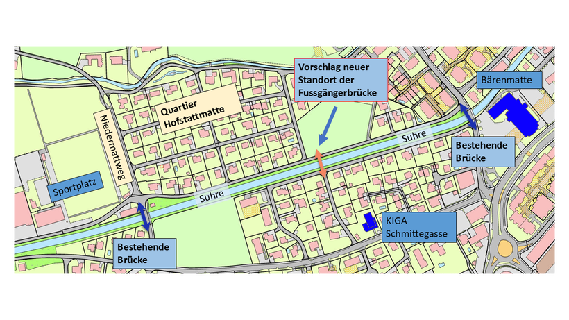 Die Fussgängerbrücke an neuer Stelle (orangener Pfeil) zu platzieren erscheint sinnvoll.