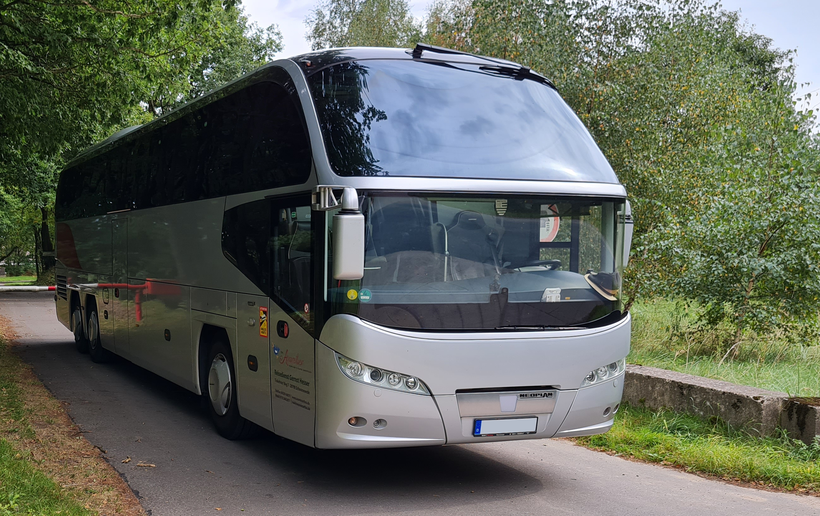 Großer Reisebus für große Gruppen bis 51 Personen.