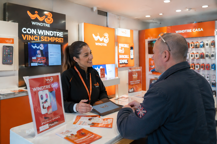 Negozio WINDTRE a Pordenone consulenza cliente attivazione fibra mobile internet casa PFSAT