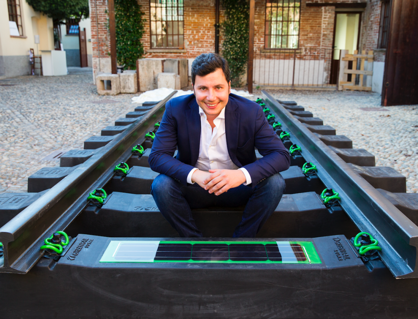 © Greenrail™ CEO und Gründer Giovanni De Lisi sitzt auf den neuen Solar-Schwellen