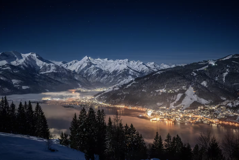 AUSBLICK AUF ZELL AM SEE MIT DEM KITZSTEINHORN IM HINTERGRUND BEI NACHT