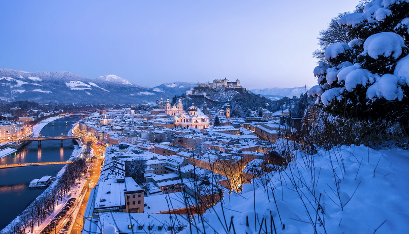©Tourismus Salzburg, Foto: Breitegger GünterBlick vom Mönchsberg auf die Salzburger Altstadt im Winter am Abend