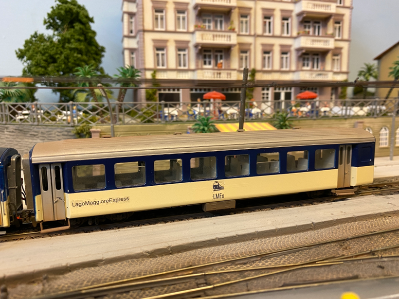 Fahrzeuparade schmalspurbahn bemo modellbahn cventovallibahn modellbahn modellayout panoramazug goldenpass crystal panoramic 