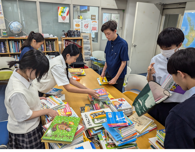 (集まった絵本を嬉しそうに充実感のある表情で仕分け作業をする生徒の皆様)