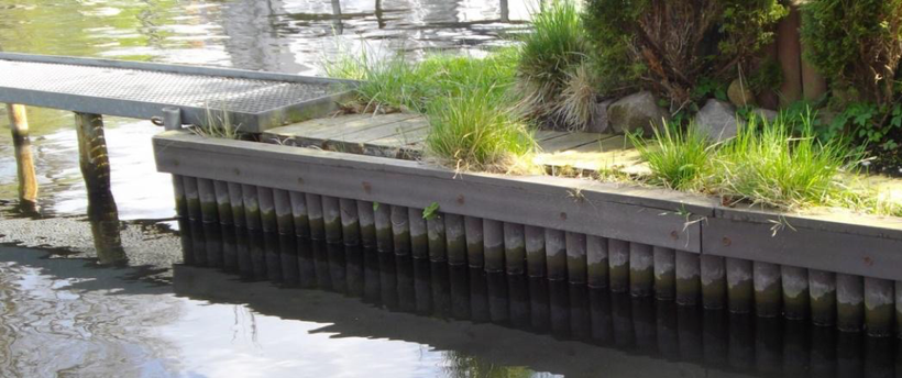 Die Uferwand der Slipanlage besteht aus Kunstoffpfählen, gesichert durch flache "Bretter" aus dem gleichen Material.