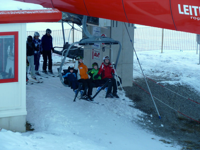 Der kleine Held im Sessellift. Zöblen, Österreich