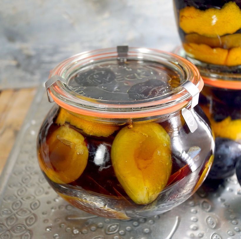 In Wein eingekochte Würz-Zwetschgen - zimtkringel - about food