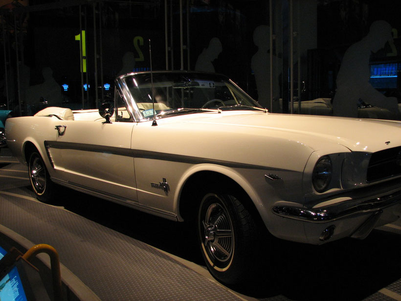 Mustang 1964  1/2, (1965 prématurée) photo prise à l'usine Ford Rouge à Dearnborn, Michigan lors de ma visite en 2007. C'est la première Mustang produite par Ford.