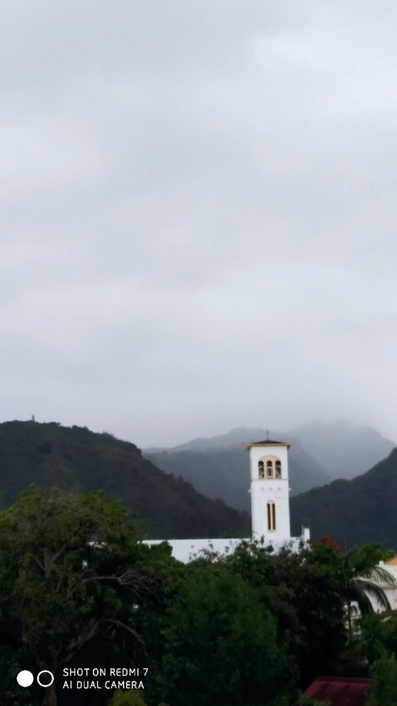 Insel Réunion/Kreolendorf Entre Deux: die katholische KIrche vor den mit Urwald bedeckten Bergen