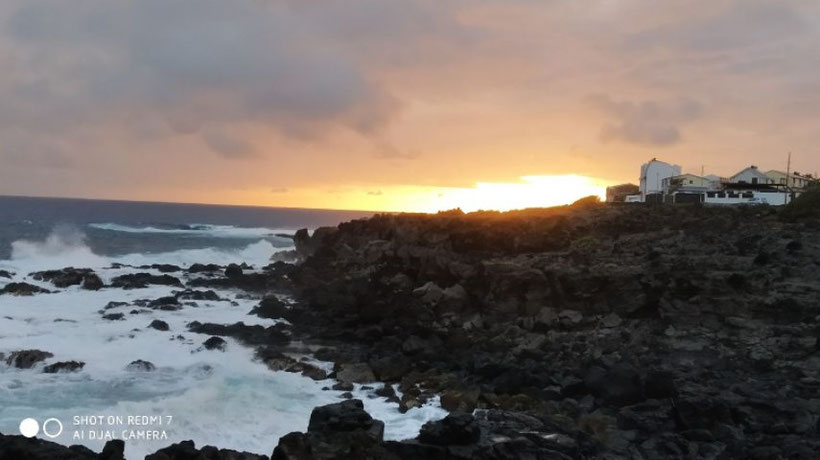 Insel Reunion/Saint Pierre/Terre Sainte: Häuser über dem Meer im letzten Abendlicht