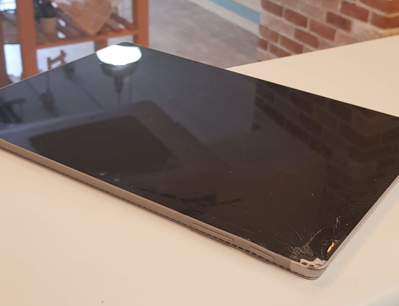 Surface Pro4ガラス割れでフレームがつぶれている
