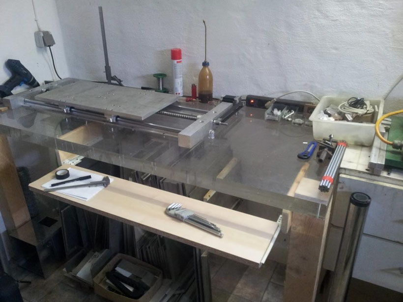 Abb. 2) Grundplatte und X-Achse