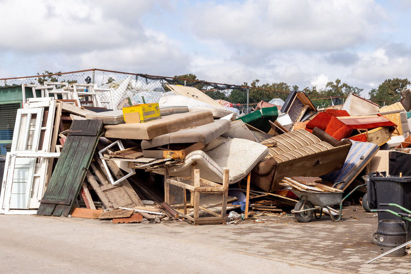Photo : https://davidshaulingkc.com/where-can-i-throw-away-furniture-for-free/?utm_source=chatgpt.com