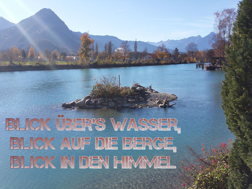 Blick übers Wasser, blick auf die Berge, blick in den Himmel