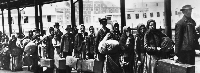 Immigrati in attesa a Ellis Island, New York, inizio '900