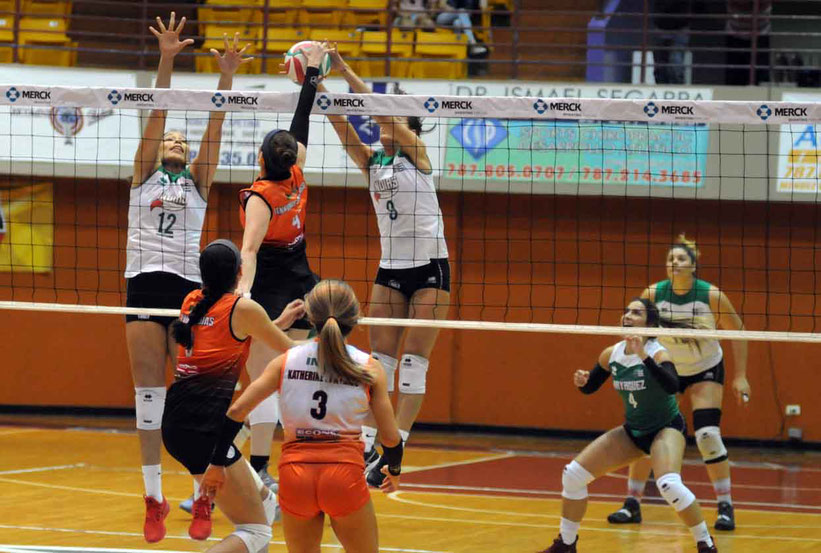 El bloqueo de las Indias domina a la colocadora de las Changas en la acción de este sábado 23 de marzo en el Palacio de Recreación Y Deportes / Foto por Luis D. Sanchez Luna
