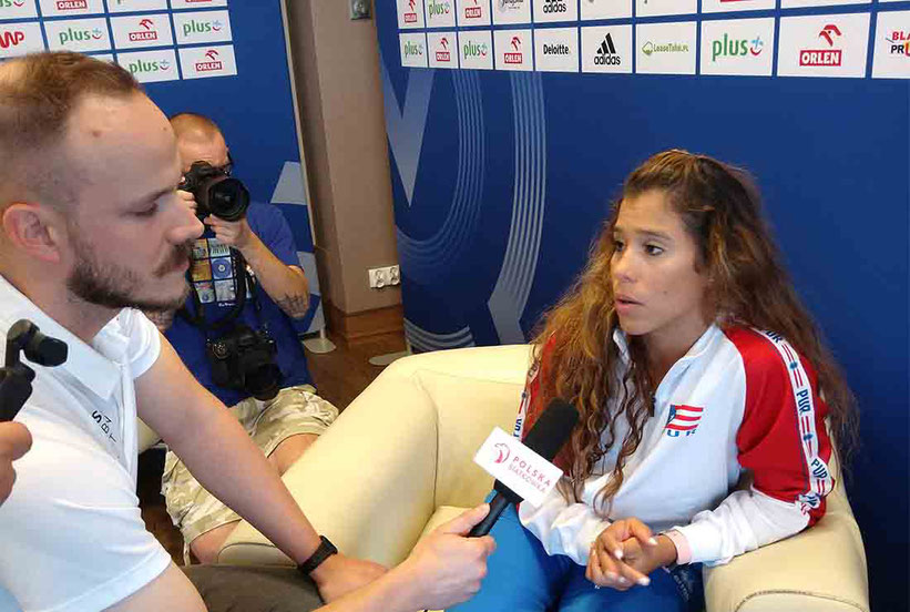 La capitana, Natalia Valentín en una sección de preguntas con diferentes medios locales / Foto por FPV