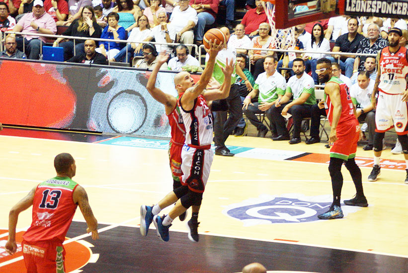 Los Leones de Ponce aseguraron la victoria en los segundos finales / foto por Edgardo Ayala Gracia