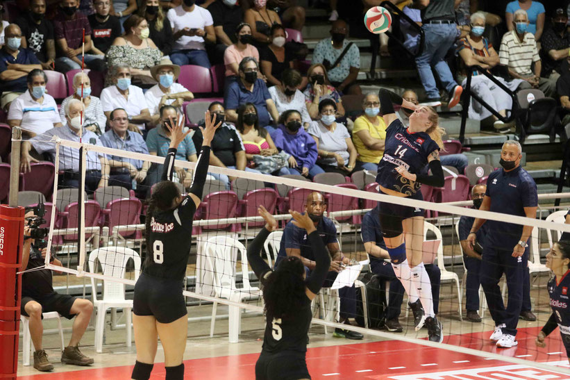 Taylor Sandbothe ataca por la dos ante las Leonas de Ponce anoche en la Dijols / foto por Heriberto Rosario Rosa
