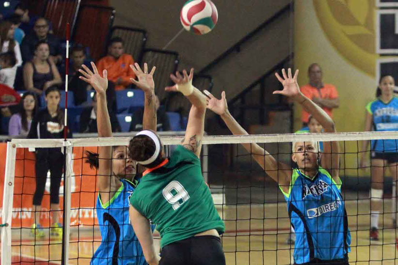 Sheila Ocasio a la derecha en la foto se une a su hermana Karina bloqueando a la izquierda al equipo de las Pentacampeonas Criollas