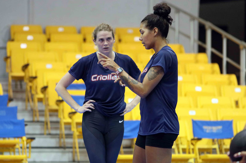Karina Ocasio a la derecha y capitana del equipo Criollas de Caguas comparte con Taylor Sandbothe en su primera practica en el Coliseo Roger Mendoza / Foto por Heriberto Rosario Rosa