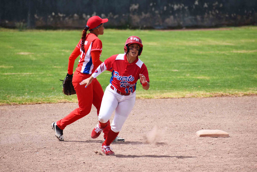 Eva Torres de Puerto Rico avanza hacia el plato para marcar carrera en el partido ante Cuba / Foto por FBAPR