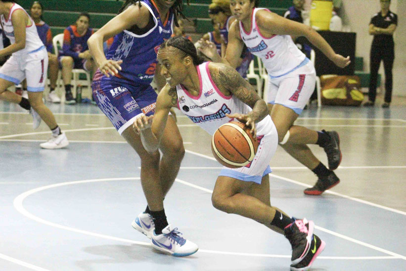 Antoinette Thompson de las Explosivas de Moca aportó en la victoria de su equipo sobre las Cangrejeras de Santurce / foto por BSNF