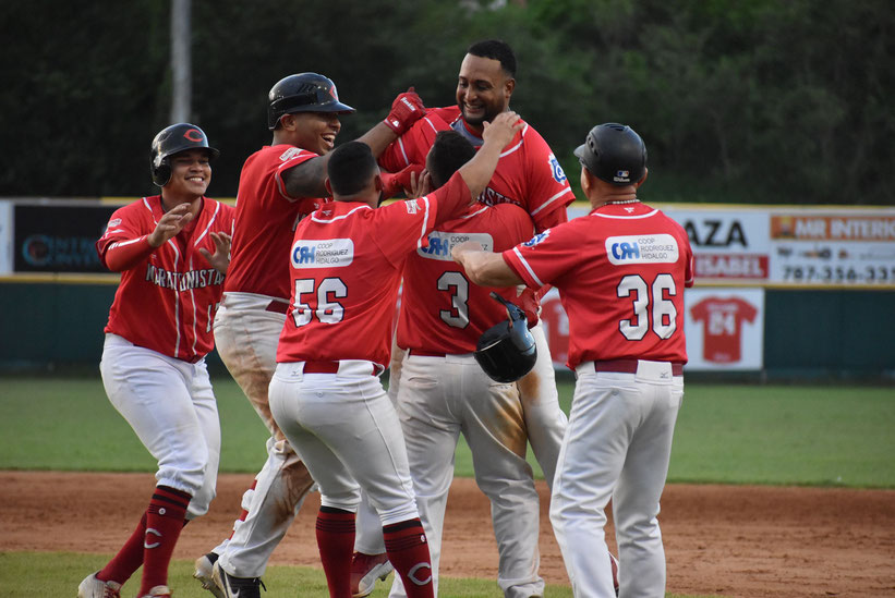Christian Santiago pegó el hit de oro para darle el primer triunfo del Carnaval de Campeones a Coamo / foto por Prensa Federación de Béisbol de Puerto Rico