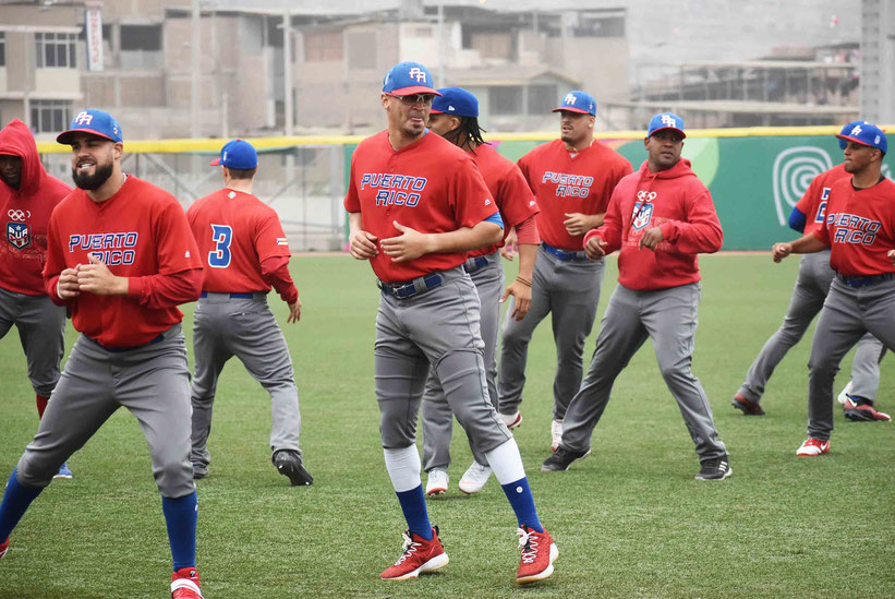 Jeffrey Domínguez y Luis Mateo calientan en el nuevo estadio / Foto por FBAPR