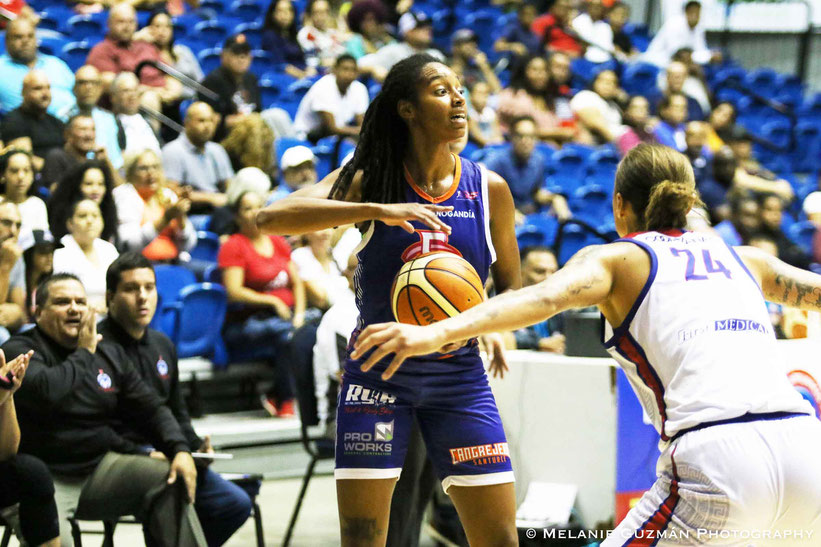 N’Dea Bryant de las Cangrejeras aportó al triunfo con 12 tantos / foto por Melanie Guzman