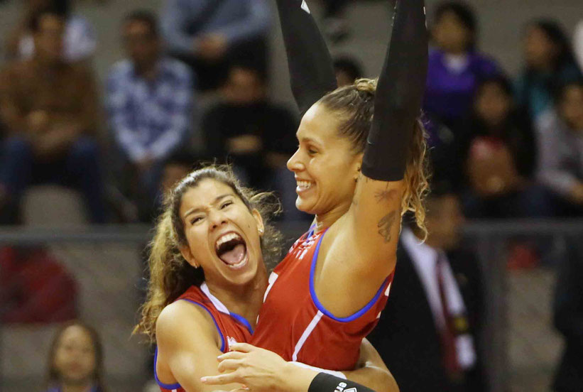 Natalia Valentin a la izquierda en la foto dijo "Creo que tuvimos un buen torneo, hubiera sido bueno cerrar con victoria pero es un equipo joven que aprenderá de la lección de hoy" / Foto por Norceca