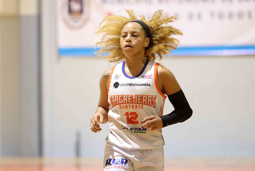 La armadora de las Cangrejeras, Dayshalee Salamán aporto 15 puntos en la victoria sobre las Explosivas / foto por Heriberto Rosario