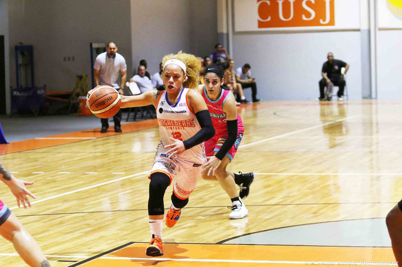 Dayshalee Salamán fue la mejor por las locales con 23 puntos. Santurce juega para 5-0 como dueñas de casa. / Foto por BSNF