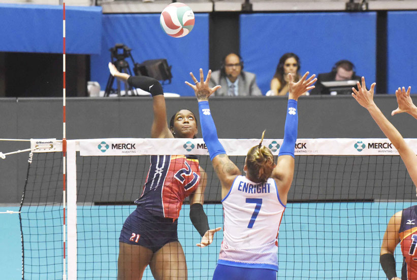 Martinez Jineiry con 14 tantos ataca por encima del bloqueo de la boricua Stephanie Enright / foto por Norceca